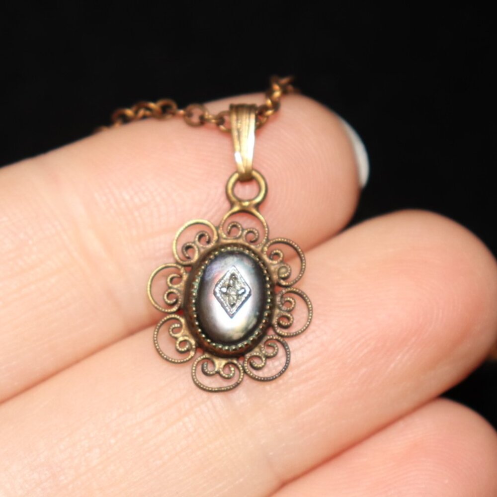 🖤 Vintage Gold & Brown Shell Necklace · 17.5" Chain · .75" Pendant